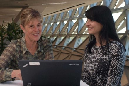 Gabrielle Kelly dan Dunja Nedic dari Pusat Kesehatan di Institut Penelitian Kesehatan dan Kedokteran di kota Adelaide, Australia Selatan (Credit: ABC) 