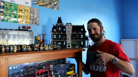 Kemp dengan cangkir kopi... yang ia buat sendiri dari Lego (ABC: Blythe Moore)