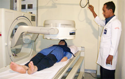 Penggunaan teknologi nuklir dalam bidang kesehatan di Indonesia. FOTO : BATAN