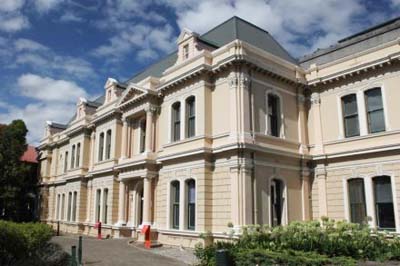 Galeri seni Museum Ratu Victoria berusaha menarik lebih banyak pendonor untuk membangun koleksi seninya.