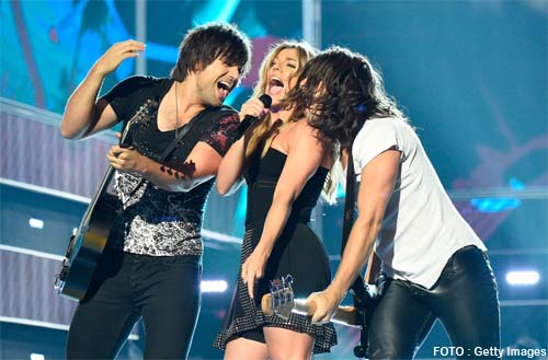 The Band Perry. (Kiri-kanan) Neil Perry, Kimberly Perry, dan Reid Perry di atas panggung Fashion Rocks 2014. 