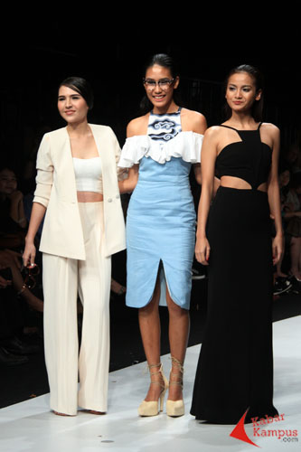 Olivia Jensen (kiri), Alika Islamadina, dan Acha dalam Jakarta Fashion Week 2014. foto : Fauzan 