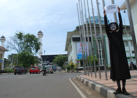 Wanggi, artis pantonim berjalan kaki 10 Km dalam peringatan Hari HAM se-Dunia. Foto : AJI Bandung