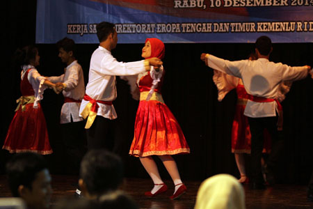 Mahasiswa jurusan Sastra Rusia, Fakultas Ilmu Budaya Universitas Padjadjaran menampilkan tarian tradisional Mazurka dari Rusia dalam Seminar Nasional “Kerjasama Indonesia-Rusia dan Prospeknya untuk Indonesia” di Aula Pusat Studi Bahasa Jepang Universitas Padjadjaran, Jatinangor, Kabupaten Sumedang, Rabu (10/12). Penguasaan bahasa asing bisa menjadi salah satu cara ampuh untuk menempuh karir sebagai diplomat untuk mewakili Indonesia di negara lain. [Adima] 