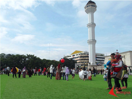 Wajah baru alun-alun Bandung. Foto : Mega Dwi Anggraeni