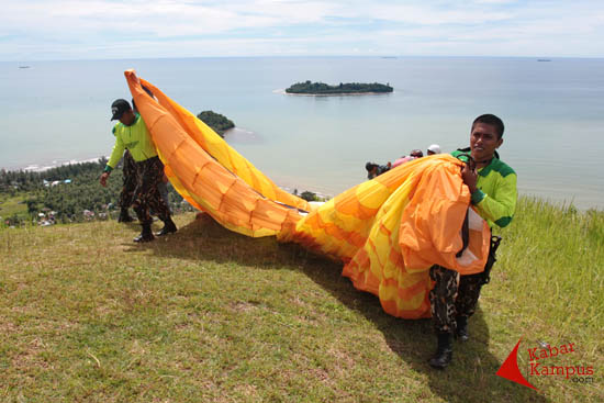 Atlet paralayang dari Satuan Brimob Sumatera Barat. FOTO : FRINO BARIARCIANUR