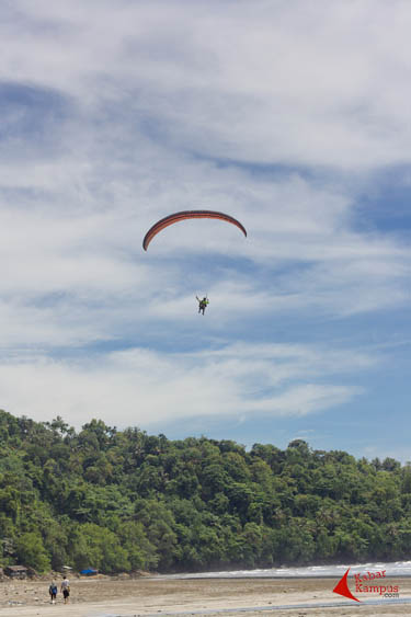 Di atas Pantai Air Manis. FOTO : FRINO BARIARCIANUR