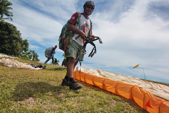 Persiapan untuk terbang melayang. FOTO : FRINO BARIARCIANUR