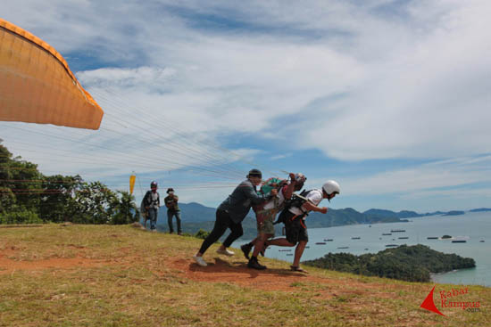 Tandem salah satu cara untuk mempelajari paralayang. FOTO : FRINO BARIARCIANUR