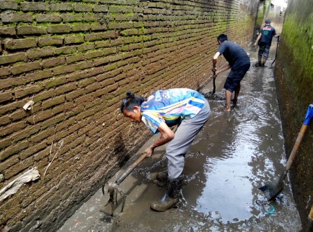 Mahasiswa ITB membersihkan kampung Citeurep, Dayeuh Kolot. Foto : ITB