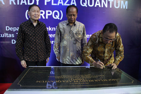 M. Anis (Kanan) sedangan menandatangani peresmian Gedung  Mochtar Riady Plaza Quantum di FT UI, Depok, Selasa, (10/03/2015).  Penandatanganan peresmia MRPQ ini diikuti juga oleh M.  Nasir, Menristek Dikti, dan Mochtar Riady, pemberi hibah. 