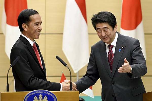 Presiden Joko Widodo (Jokowi) bersalaman dengan oleh Perdana Menteri Jepang Shinzo Abe sebelum memulai percakapan di kediaman resmi Shinzo Abe di Tokyo, Senin (23/3/2015). Pemerintah Indonesia berharap Jepang dapat menanamkan investasi  di sektor infrastruktur, transportasi, dan maritim. FOTO : AFP PHOTO / POOL / FRANCK ROBICHON