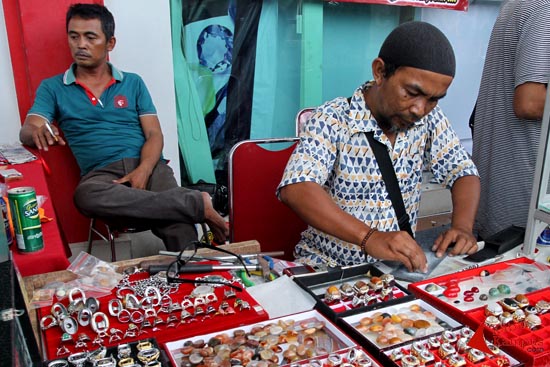 Menggosok batu permata