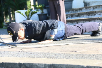 Prof. Dr. Idrus Affandi, M.Pd., Wakil Rektor UPI push up di Selatan Gedung Bumi Siliwangi (Partere) Kampus UPI Jalan Dr. Setiabudhi Bandung. Dok. UPI