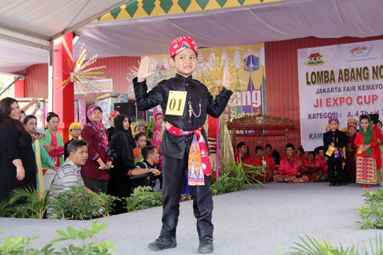 Sebanyak 80 anak-anak mengikuti ajang pemilihan “Abang None” (Abnon) cilik yang diselenggarakan oleh Lembaga Kebudayaan Betawi (LKB) Jakarta Fair Kemayoran (JFK) di Kampung Betawi-JFK, Sabtu (13/06/2015). Selain pemilihan Abnon cilik, pihak JFK juga menampilkan beragam kebudayaan Betawi tempo dulu. FOTO : JFK