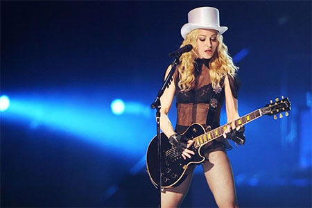 Madonna tampil di Millennium Stadium di Cardiff (Wales) di tahun 2008. FOTO LEON NEAL/AFP
