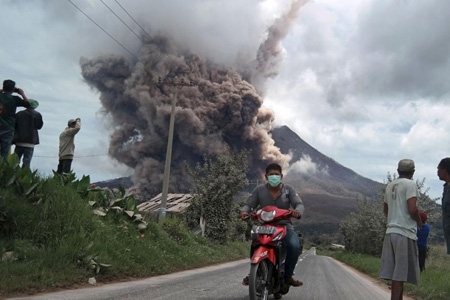 Warga menyaksikan letusan Gunung Sinabung di Desa Namanteran, Kabupaten Karo, Provinsi Sumatera Utara (16/06/2015) FOTO : IRSAN MULYADI/ANTARA