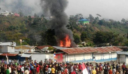 Satu masjid dan puluhan kios dibakar massa saat sholat Ied di Tolikara, Papua, Jumat (17/07/2015). 