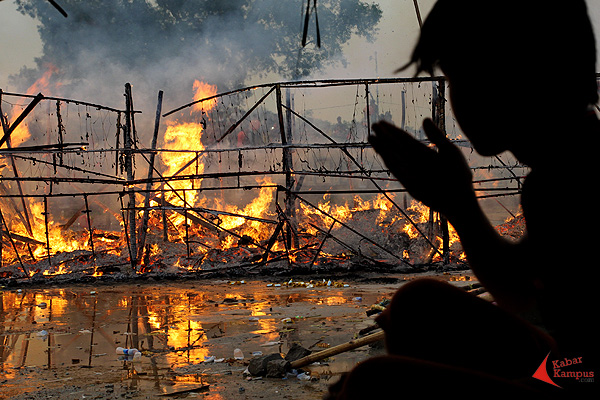 Bakar kapal wangkang merupakan bentuk penghormatan kepada leluhur.