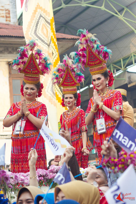 Peserta asal Sulawesi Selatan memberikan salam hormat kepada warga dalam Festival Karnaval Khatulistiwa, Pontianak, Sabtu (22/08/2015).