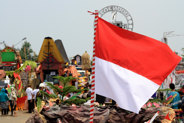 Barisan mobil hias siap diberangkatkan untuk memeriahkan Festival Karnaval Khatulistiwa dii Rumah Radakng, Pontianak, Sabtu siang (22/08/2015).