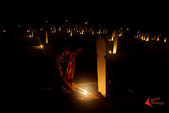 Anggota Pramuka SMA Negeri 1 Singkawang menyalakan lilin di makam pahlawan usai mengikuti renungan suci dalam rangka Peringatan HUT Kemerdekaan RI ke-70 di Makam Pahlawan Singkawang,  Senin dini hari (17/08/2015)