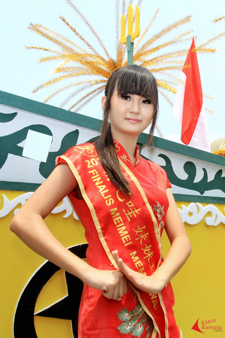 Lena, finalis Meimei asal Kota Mempawah mengikuti Festival Karnaval Khatulistiwa, Pontianak, Sabtu (22/08/2015). Acara ini memperlihatkan keberagaman budaya suku bangsa yang ada di Indonesia. 