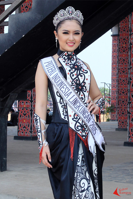 Chintya Fabyola, Puteri Indonesia Lingkungan 2015 hadir dalam pembukaan Festival Karnaval Khatulistiwa di Rumah Radakng, Pontianak, Sabtu (22/08/2015)