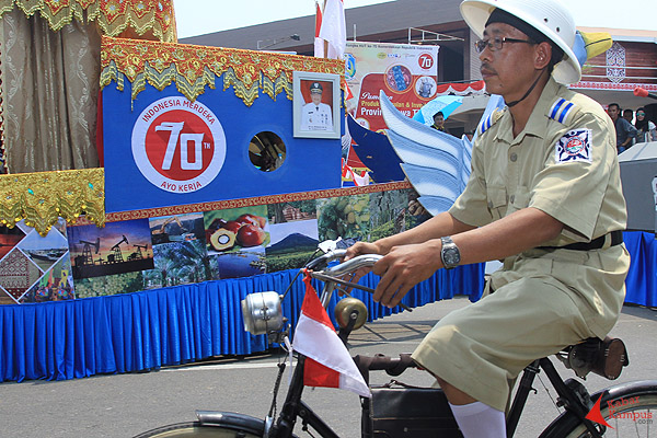 Komunitas sepeda ontel ikut memeriahkan Festival Karnaval Khatulistiwa di Pontianak, Sabtu (22/08/2015).