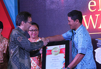 Prof.  Ir. Mochammad Ashari, Ph. D, Rektor Telkom University  menyerahkan pengharagaan The Best Emark Award di kampus Tel-U Bandung, Kamis, (10/09/2015). FOTO : Fauzan