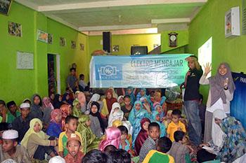 Kegiatan belajar yang di gelar di panti asuhan Nurul Fatimah, Gowa, Sulsel, Minggu, (13/09/2015).