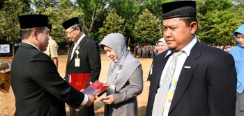 Unnes memberikan pengharagaan kepada sembilan mahaiswa ber-IPK tinggi. Dok. Unnes