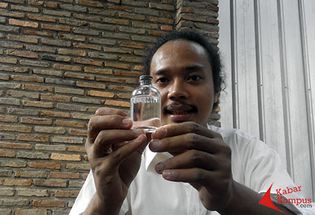 Julian Abraham menunjukkan parfum bau tanah buatannya.