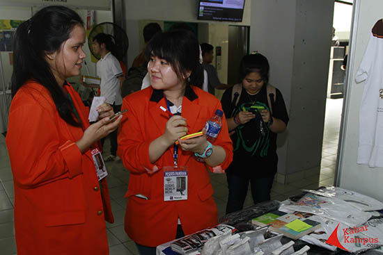 Mahasiswa Unika Atmajaya menuliskan kritik untuk media massa di stand KabarKampus dalam acara Festival Media 2015 di Hall C kampus Unika Atmajaya Jakarta, Sabtu (14/11/2015).