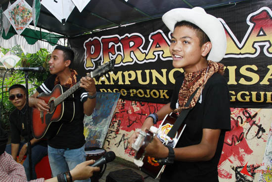 Pertunjukkan musik akustik anak muda Dago Pojok.