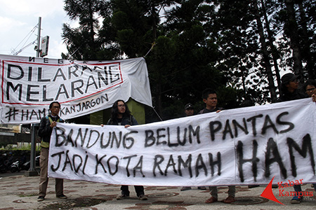 Aktivis Bandung memperingati HARI HAM Internasional di Taman Cikapayang Bandung, Kamis, (10/12/2015). FOTO : AHMAD FAUZAN SAZLI