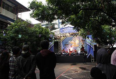 Mankom Unisba menggelar Tees In Action di Lapangan Parkir Unisba, Minggu, (13/12/2015). Foto : Fauzan