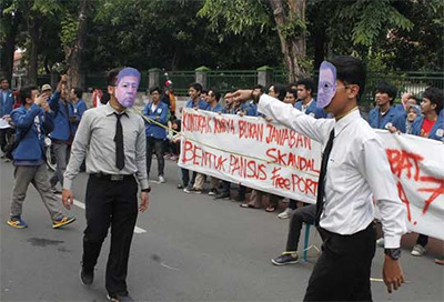 BEM Institut Teknologi Sepuluh November (ITS) menggelar aksi di Taman Bungkul, Surabaya, Minggu, (27/12/2015). Foto : ITS