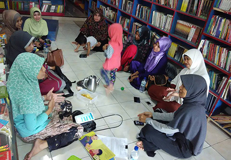 Ibu-ibu bersemangat bediskusi di Toko Buku Paradigma Ilmu bersama Mauliah Mulkin.