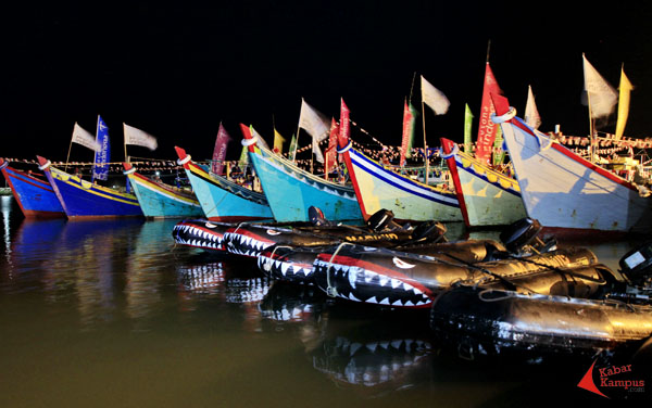 Ratusan kapal nelayan yang dihiasi bendera dan umbul-umbul memeriahkan rangkaian acara Hari Nusantara 2015 di Pelabuhan Perikanan Samudera Lampulo, Banda Aceh, Sabtu (12/12/2015). Kapal nelayan akan melakukan parade saat puncak acara pada hari Minggu, 13 Desember 2015. FOTO : FRINO BARIARCIANUR