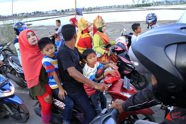 Warga Banda Kota Aceh rela bermacet ria untuk menyaksikan rangkaian acara Peringatan Hari Nusantara 2015 di Pelabuhan Perikanan Samudera Lampulo, Kota Banda Aceh, Sabtu sore (12/12/2015). Wakil Presiden Jusuf Kalla akan menghadiri acara puncak Hari Nusantara XV pada hari Minggu 13 Desember 2015. FOTO : FRINO BARIARCIANUR