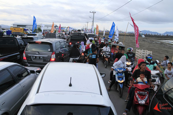 Puluhan ribu warga Aceh memadati jalan raya untuk menyaksikan rangkaian acara Peringatan Hari Nusantara 2015 di Pelabuhan Perikanan Samudera Lampulo, Kota Banda Aceh, Sabtu sore (12/12/2015). Wakil Presiden Jusuf Kalla akan menghadiri acara puncak Hari Nusantara XV. FOTO : FRINO BARIARCIANUR