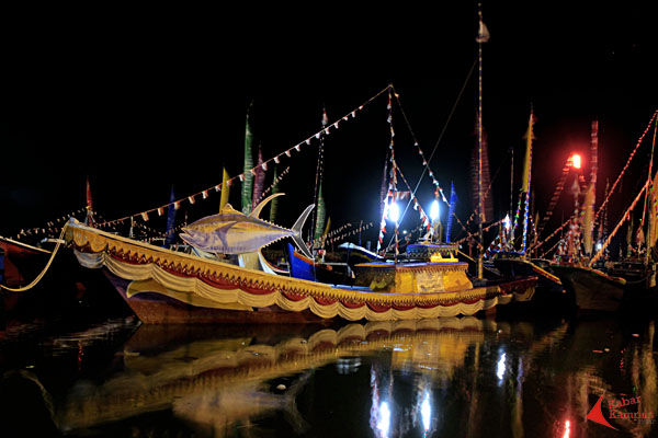 Kelompok nelayan menghiasi kapal dengan patung ikan tuna untuk memeriahkan Peringatan Hari Nusantara di Pelabuhan Perikanan Samudera Lampulo, Banda Aceh, Sabtu malam (12/12/2015).