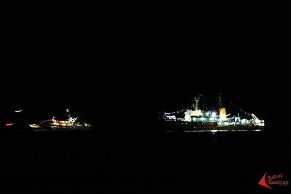 Sejumlah kapal perang dan muatan turut memeriahkan Peringatan Hari Nusantara 2015 di Pelabuhan Perikanan Samudera Sampulo, Banda Aceh, Sabtu malam (12/12/2015).