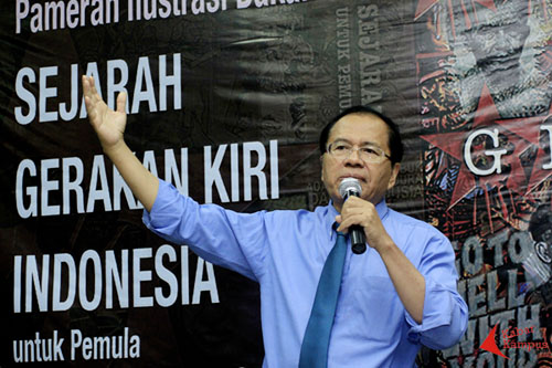 Rizal Ramli, Menko Maritim dan Sumber Daya saat membuka pameran ilustrasi bakal buku "Sejarah Gerakan Kiri Indonesia untuk Pemula" di Kantor LBH Jakarta, Jumat (12/12/2015). FOTO : FRINO BARIARCIANUR