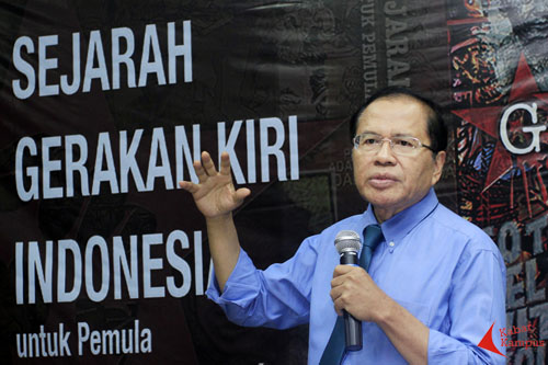 Rizal Ramli, Menteri Koordinator Maritim dan Sumber Daya menyampaikan pikiran tentang sejarah dan sikap anak muda saat membuka pameran ilustrasi bakal buku "Sejarah Gerakan Kiri Indonesia untuk Pemula" di Kantor LBH Jakarta, Jumat sore (18/12/2015). FOTO : FRINO BARIARCIANUR