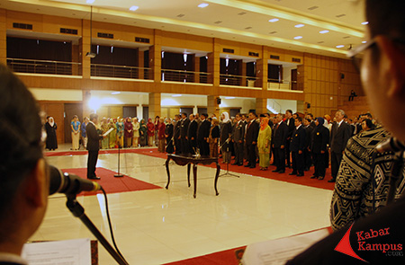 Para dekan membacakan sumpah jabatan dekan di Graha Sanusi, Unpad Bandung, Senin, (04/01/2015). Foto Fauzan Sazli