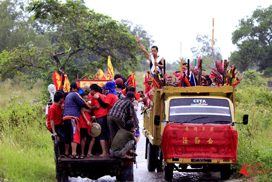 Tatung menggunakan truk untuk mengunjungi setiap klenteng di kota Singkawang, Senin (21/02/2016).