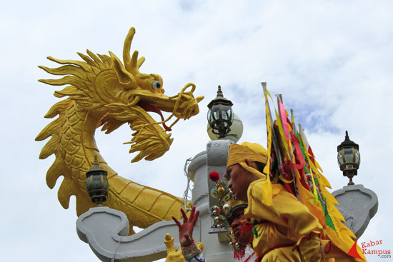 Tatung melintasi tugu naga saat ritual bersih jalan dan kota Singkawang, Minggu (21/02/2016).