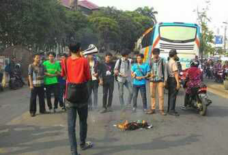 Mahasiswa UIN Jakarta menentang kebijakan kuliah maksimal lima tahun dengan menuturp jalan di depan kampus UIN Jakarta, Kamis, (18/02/2016). Foto : Rizki